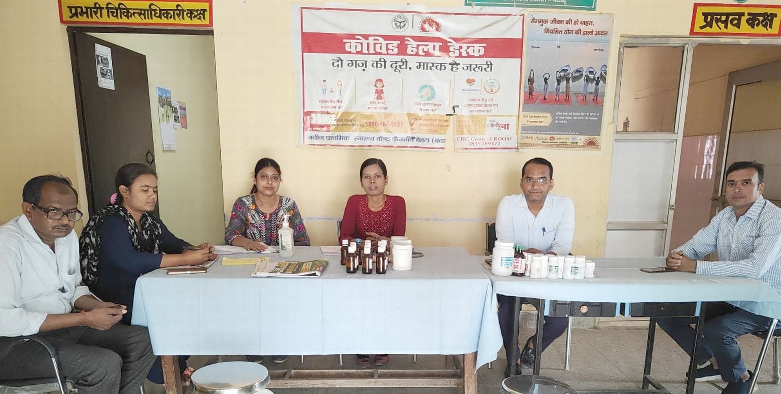 आसफपुर न्यू पीएचसी पर मरीजों का इलाज करते डॉक्टर। संवाद आसफपुर न्यू पीएचसी पर मरीजों का इलाज करते डॉक्टर। संवाद