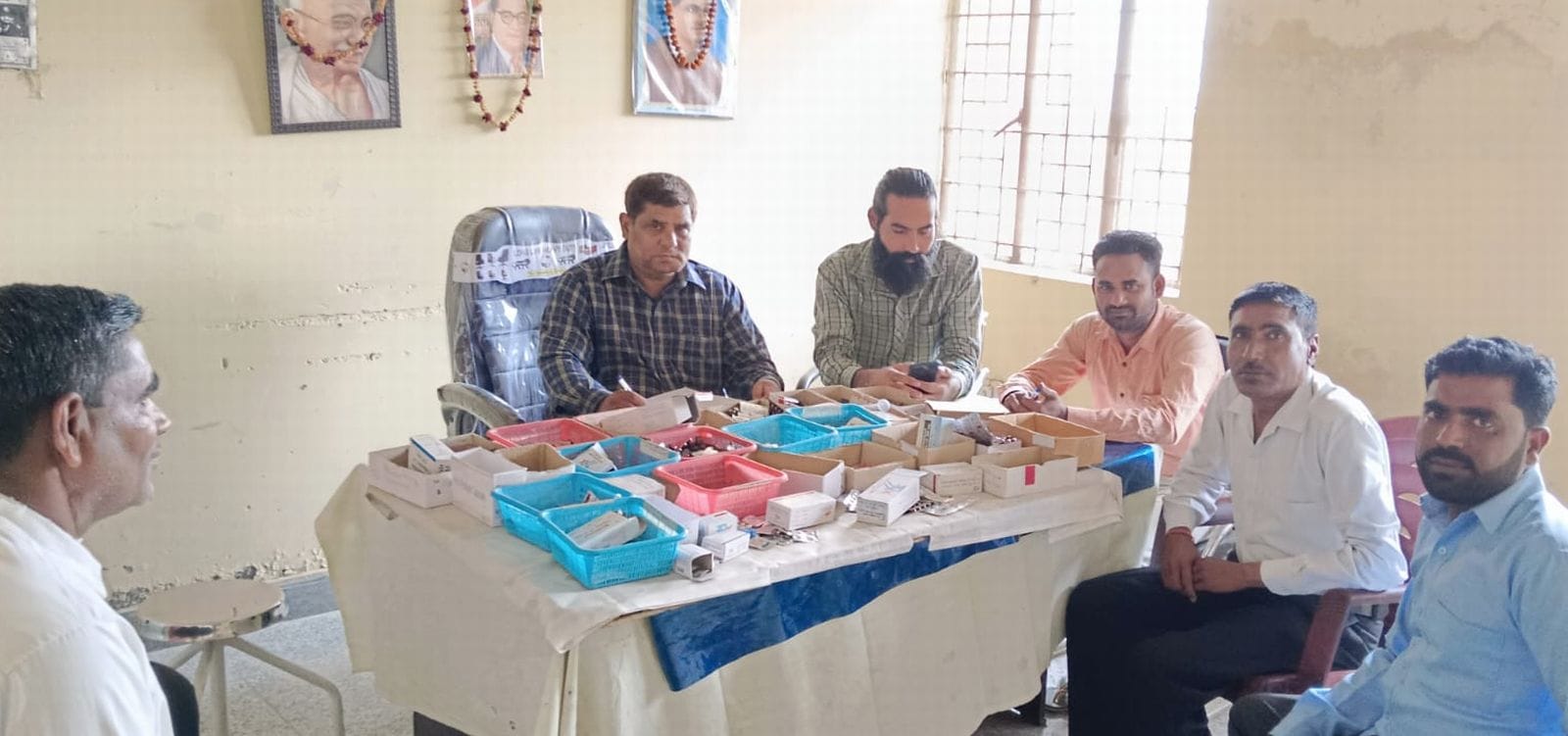 आसफपुर न्यू पीएचसी पर मरीजों का इलाज करते डॉक्टर। संवाद आसफपुर न्यू पीएचसी पर मरीजों का इलाज करते डॉक्टर। संवाद
