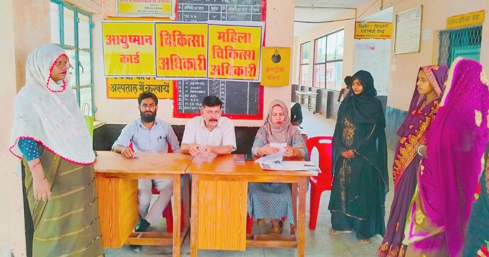 आसफपुर न्यू पीएचसी पर मरीजों का इलाज करते डॉक्टर। संवाद आसफपुर न्यू पीएचसी पर मरीजों का इलाज करते डॉक्टर। संवाद