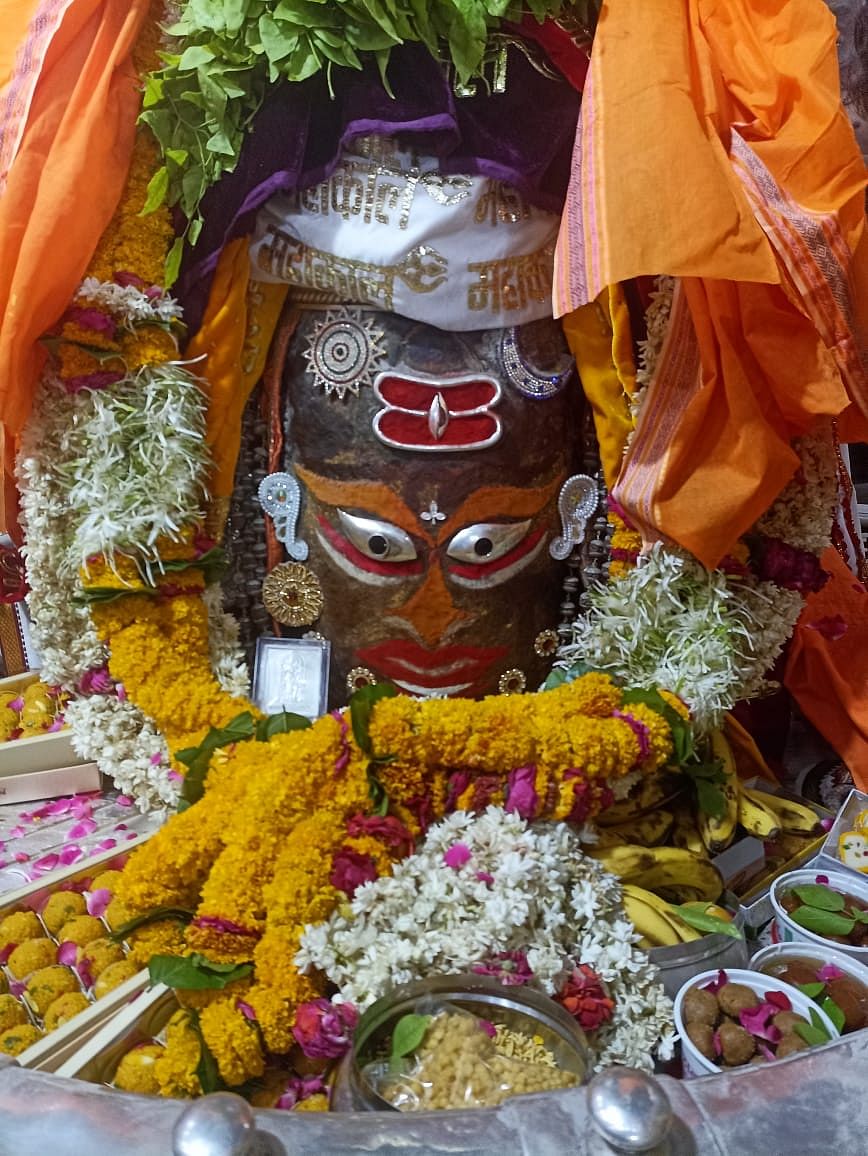 भस्मारती मे सूर्य, चन्द्र, त्रिपुंड व बिल्वपत्र से सजे बाबा महाकाल