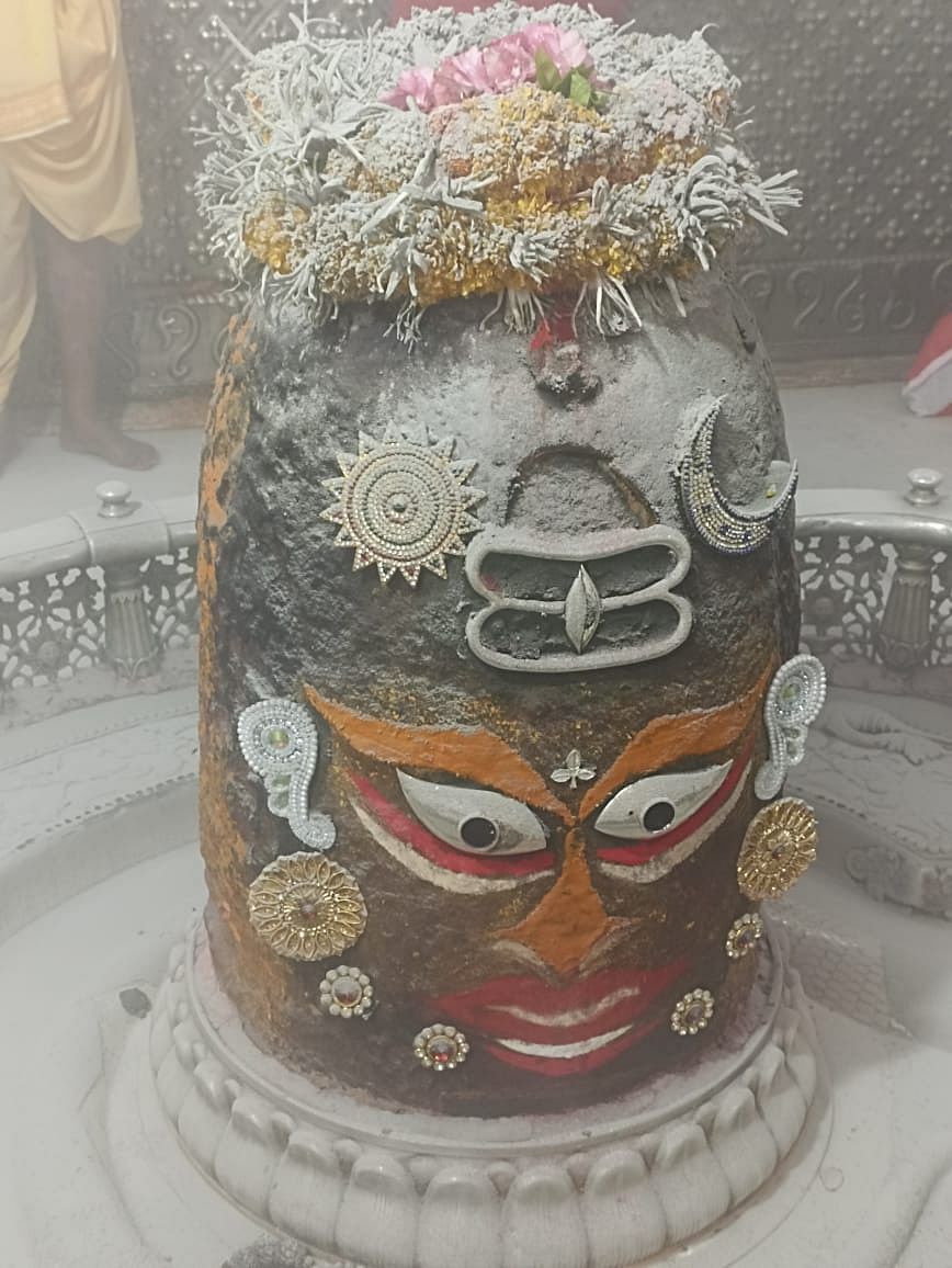 भस्मारती मे सूर्य, चन्द्र, त्रिपुंड व बिल्वपत्र से सजे बाबा महाकाल
