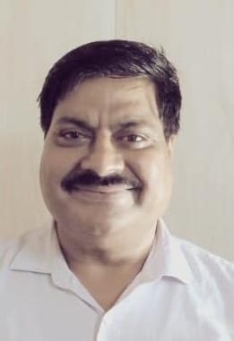 हाउसिंग बोर्ड और सुभाष कॉलोनी के बीच तोड़ी गई सड़क व नजदीक रखे सीवरेज पाइप। संवाद