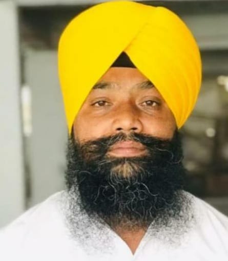 हाउसिंग बोर्ड और सुभाष कॉलोनी के बीच तोड़ी गई सड़क व नजदीक रखे सीवरेज पाइप। संवाद