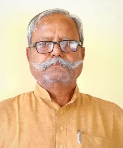 जर्जर खपरैल के नीचे खेलते स्कूल के बच्चे। संवाद जर्जर खपरैल के नीचे खेलते स्कूल के बच्चे। संवाद