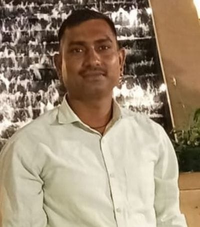 जर्जर खपरैल के नीचे खेलते स्कूल के बच्चे। संवाद जर्जर खपरैल के नीचे खेलते स्कूल के बच्चे। संवाद