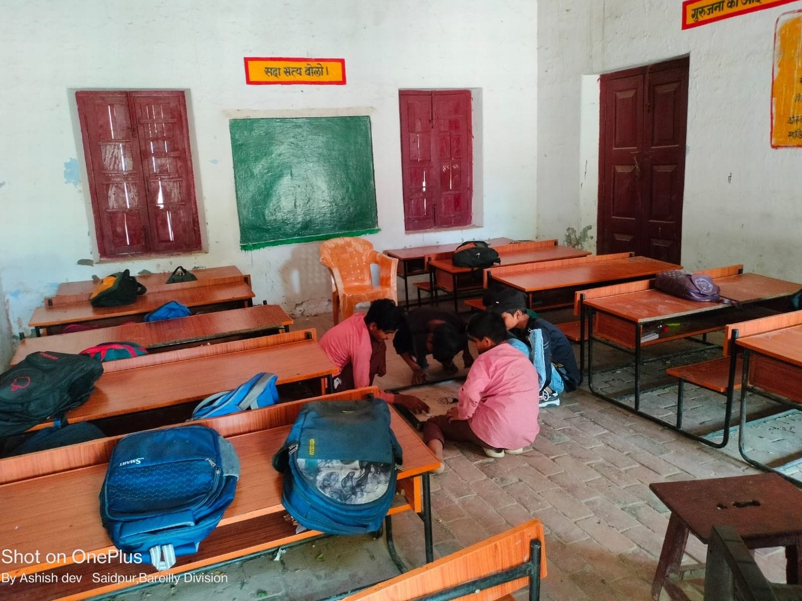जर्जर खपरैल के नीचे खेलते स्कूल के बच्चे। संवाद जर्जर खपरैल के नीचे खेलते स्कूल के बच्चे। संवाद