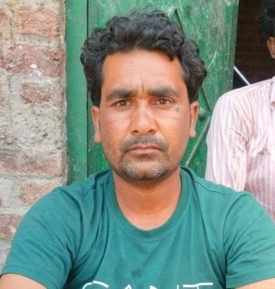 जर्जर खपरैल के नीचे खेलते स्कूल के बच्चे। संवाद जर्जर खपरैल के नीचे खेलते स्कूल के बच्चे। संवाद