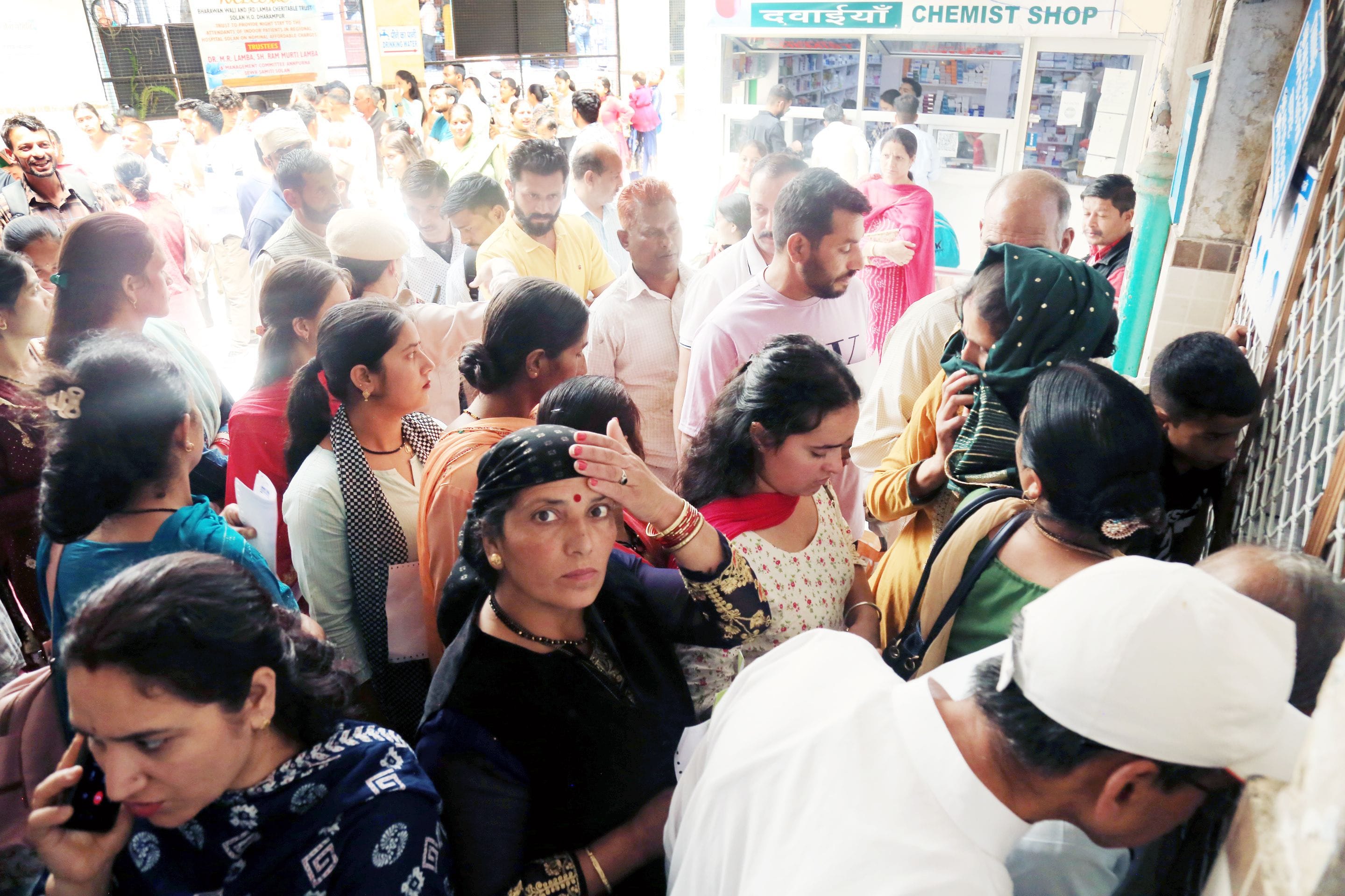 क्षेत्रीय अस्पताल के दवा काउंटर पर लगी भीड़। संवाद क्षेत्रीय अस्पताल के दवा काउंटर पर लगी भीड़। संवाद