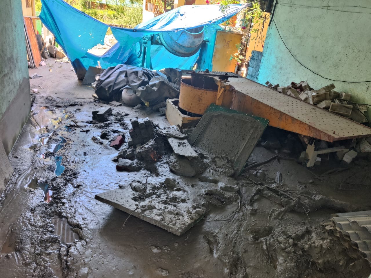 मुल्थान गांव में मलबे में दबे सामान को निकालते हुए लोग। संवाद मुल्थान गांव में मलबे में दबे सामान को निकालते हुए लोग। संवाद