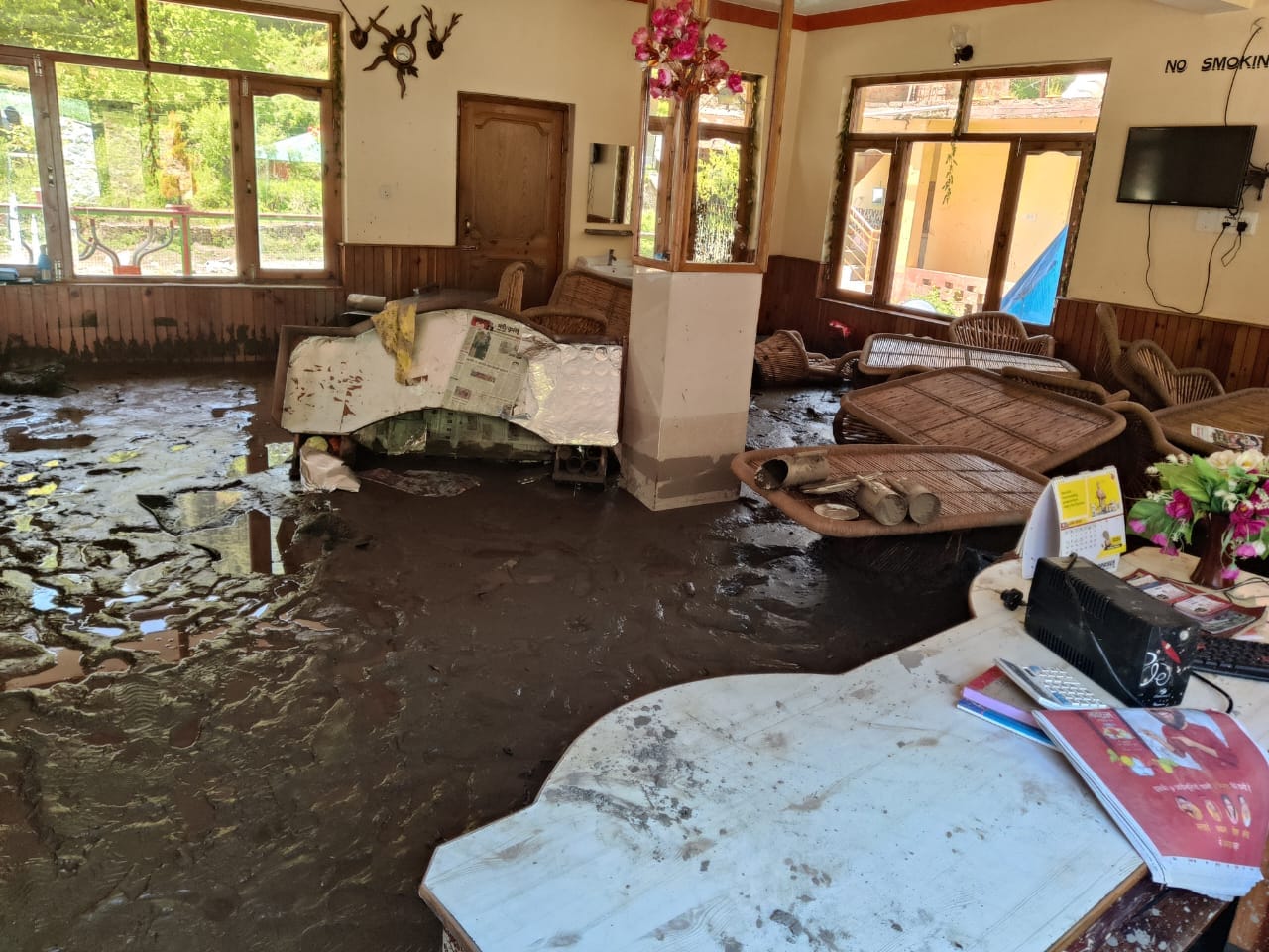 मुल्थान गांव में मलबे में दबे सामान को निकालते हुए लोग। संवाद मुल्थान गांव में मलबे में दबे सामान को निकालते हुए लोग। संवाद