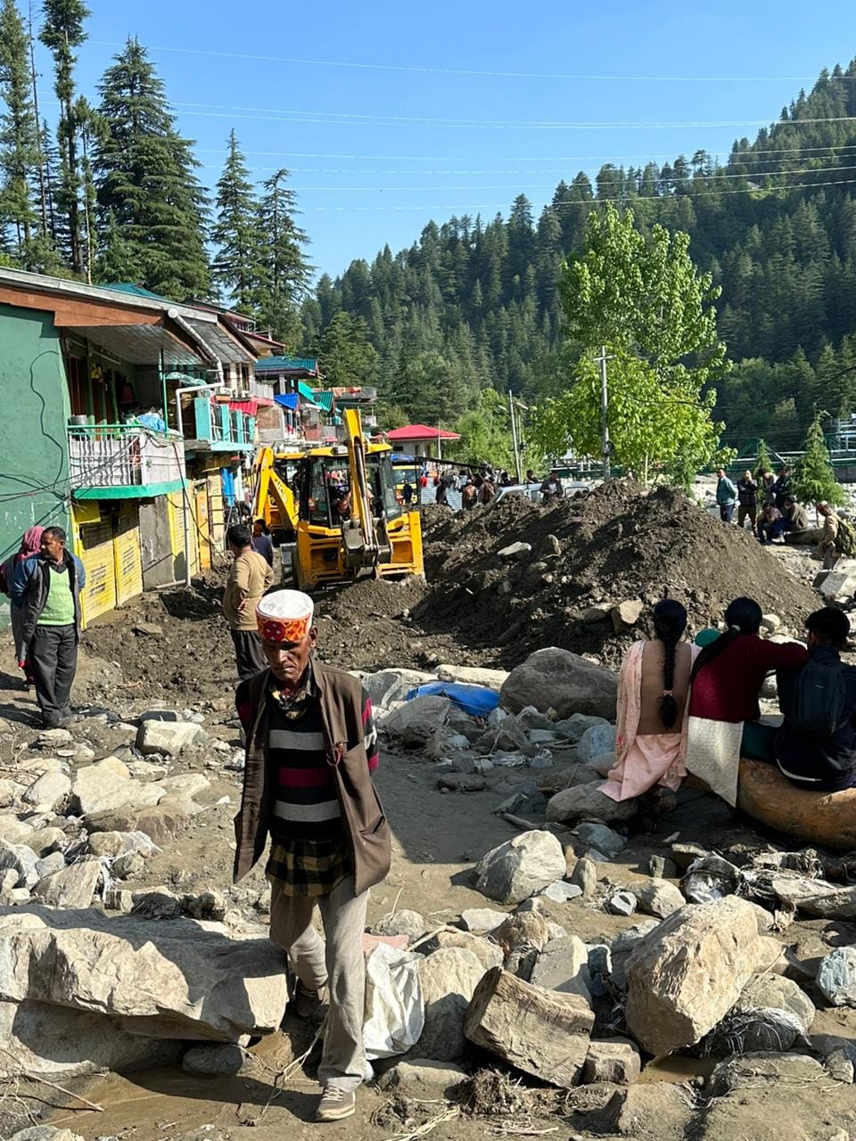 मुल्थान गांव में मलबे में दबे सामान को निकालते हुए लोग। संवाद मुल्थान गांव में मलबे में दबे सामान को निकालते हुए लोग। संवाद