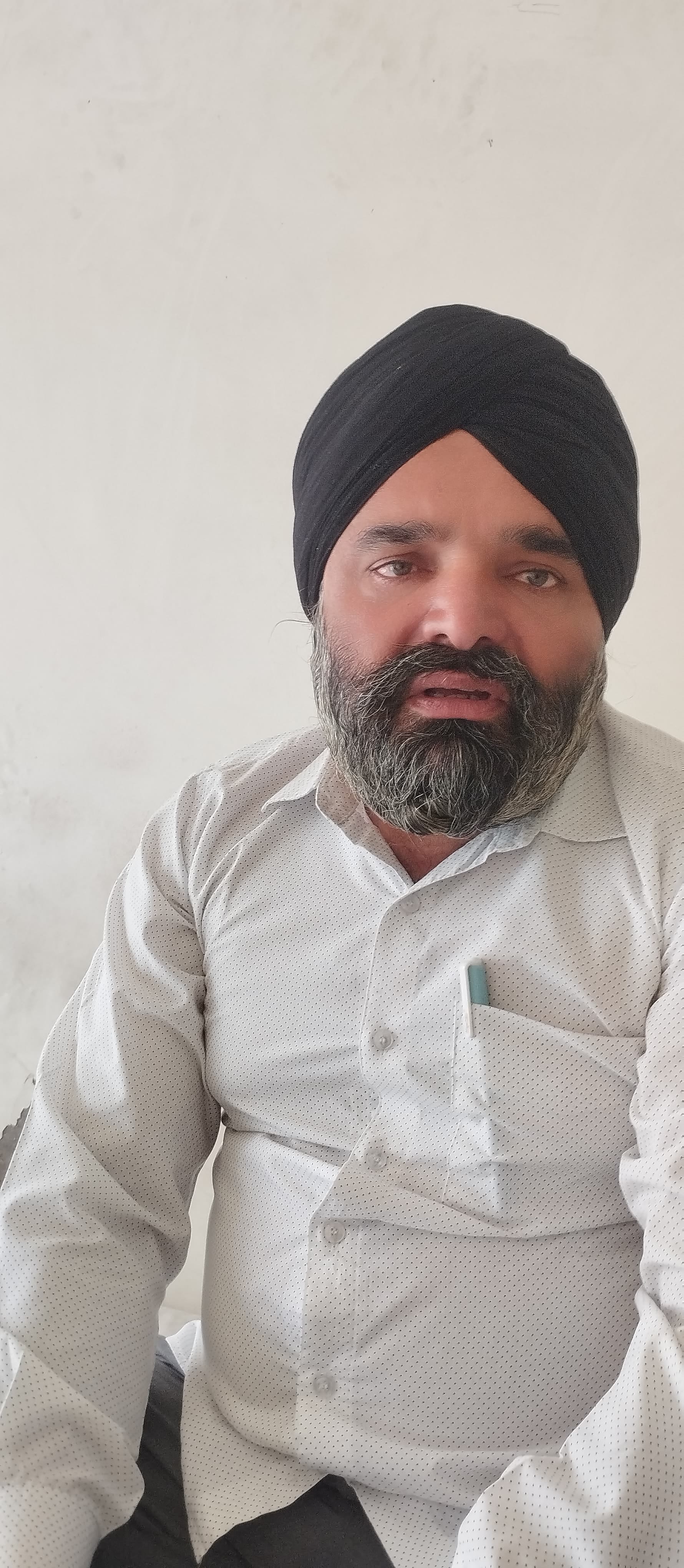 रेल लाइन के पास रखी गेहूं की बोरियां। संवाद रेल लाइन के पास रखी गेहूं की बोरियां। संवाद