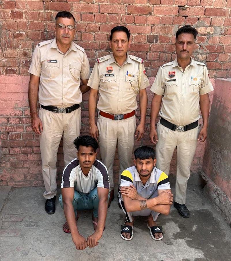 13जेएनडी10: पुलिस गिरफ्त में पकड़े गए आरोपी। स्रोत पुलिस प्रशासन