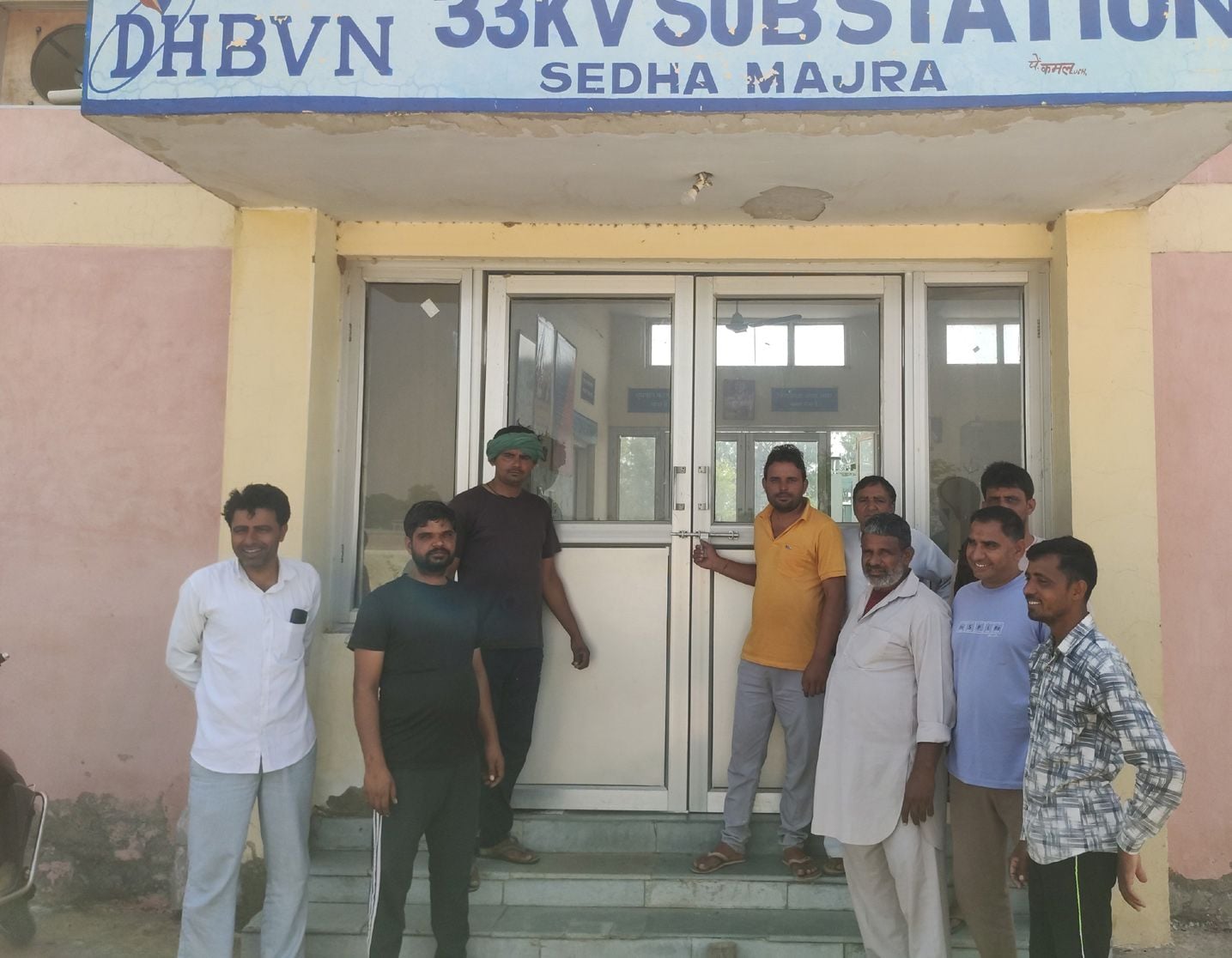 13जेएनडी30 : सेढ़ा माजरा में पॉवर हाऊस गेट पर ताला लगाते ग्रामीण। संवाद 13जेएनडी30 : सेढ़ा माजरा में पॉवर हाऊस गेट पर ताला लगाते ग्रामीण। संवाद