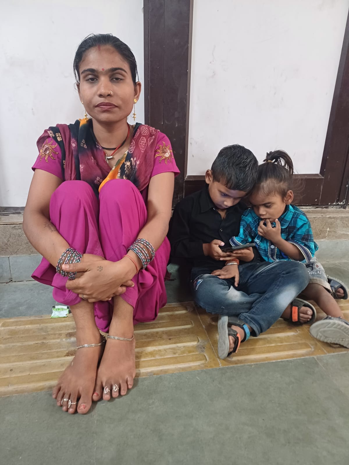 अंबाला छावनी के उपमंडल कार्यालय में आधार सेंटर के बाहर फर्श पर लेटे व बैठकर सेंटर खुलने का इंत अंबाला छावनी के उपमंडल कार्यालय में आधार सेंटर के बाहर फर्श पर लेटे व बैठकर सेंटर खुलने का इंत