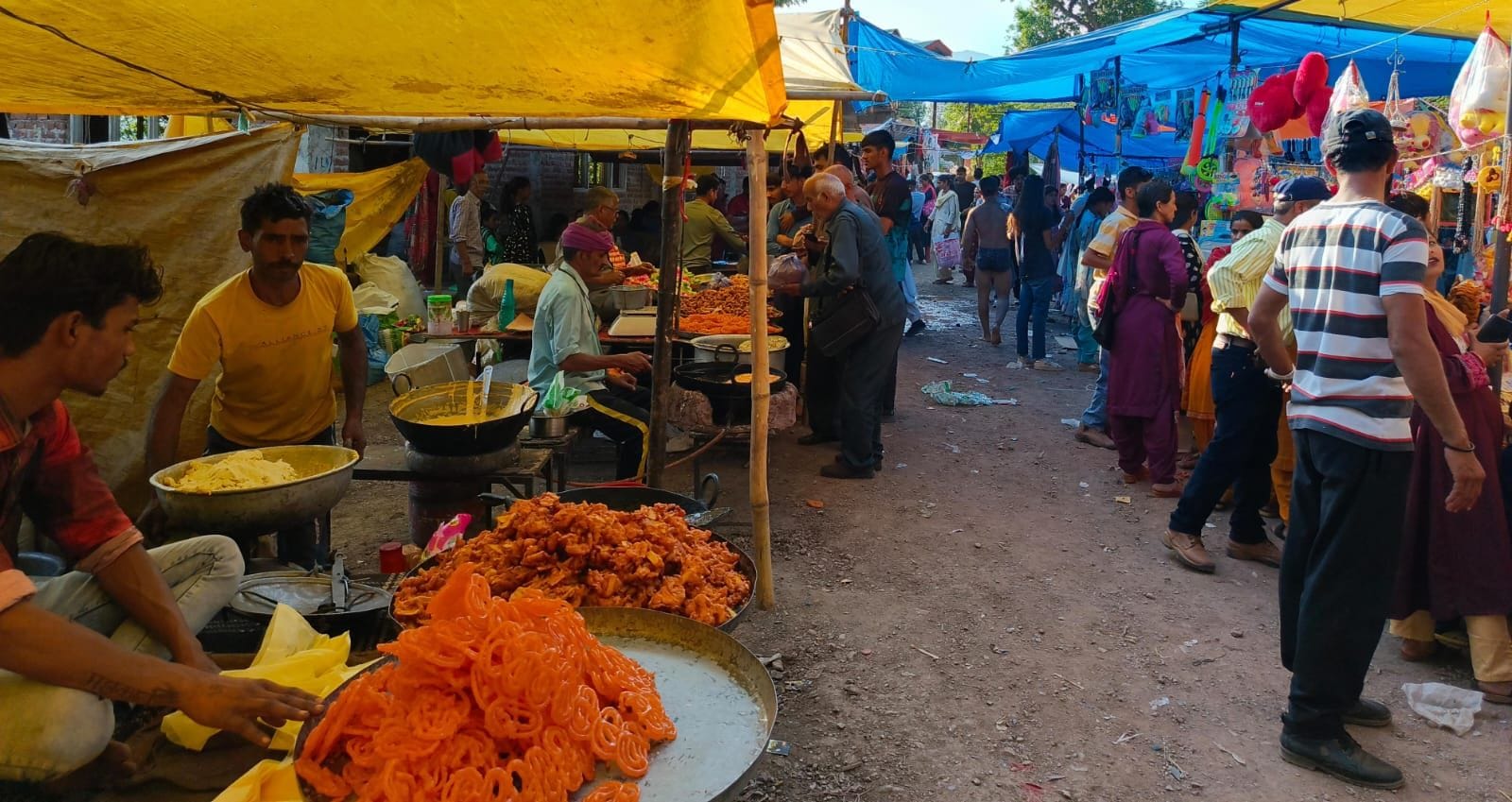 अर्की के बनिया देवी मेले में सजी दुकानें। संवाद
