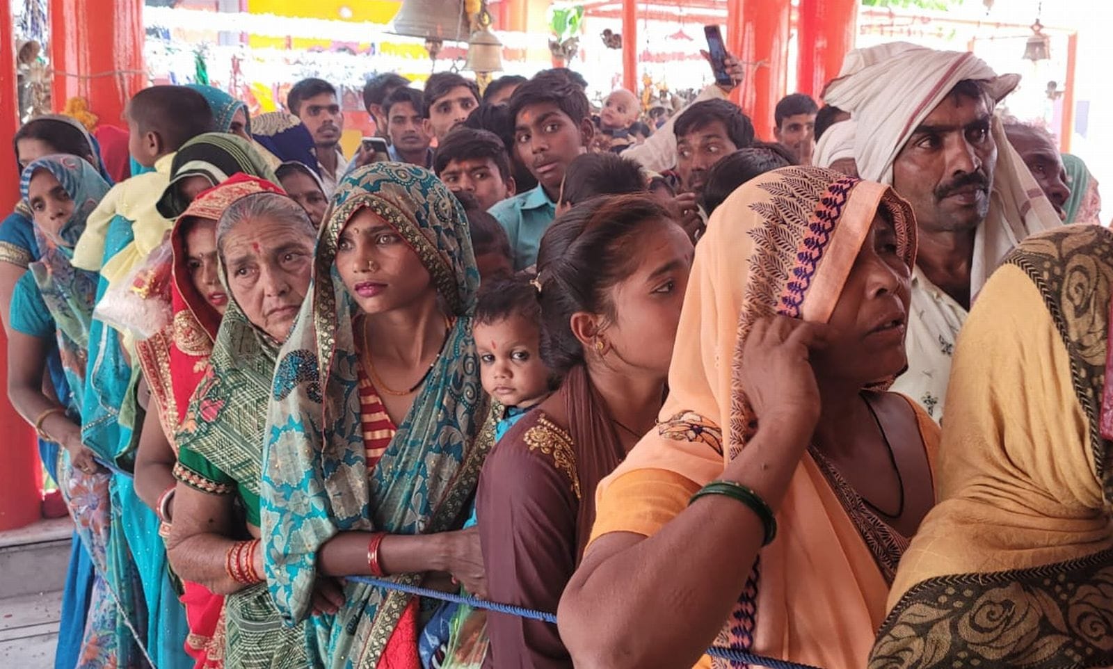 बच्चे का मुंडन कराता परिवार।संवाद बच्चे का मुंडन कराता परिवार।संवाद