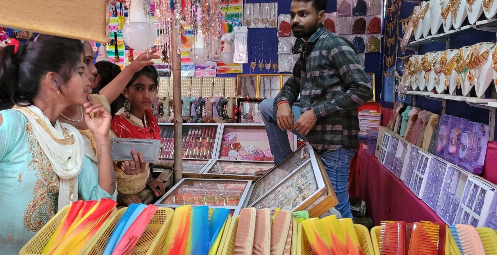 बच्चे का मुंडन कराता परिवार।संवाद बच्चे का मुंडन कराता परिवार।संवाद