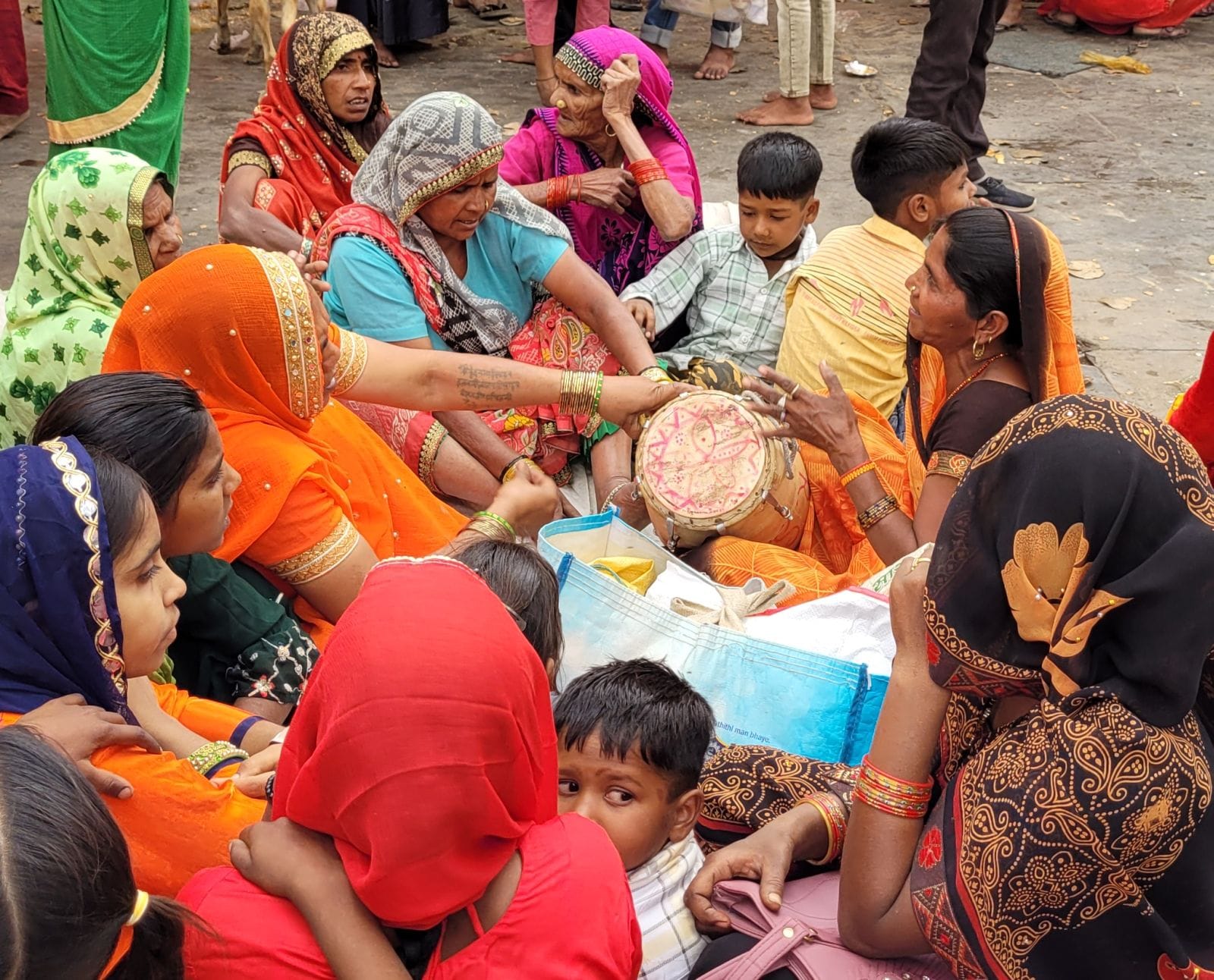 बच्चे का मुंडन कराता परिवार।संवाद बच्चे का मुंडन कराता परिवार।संवाद