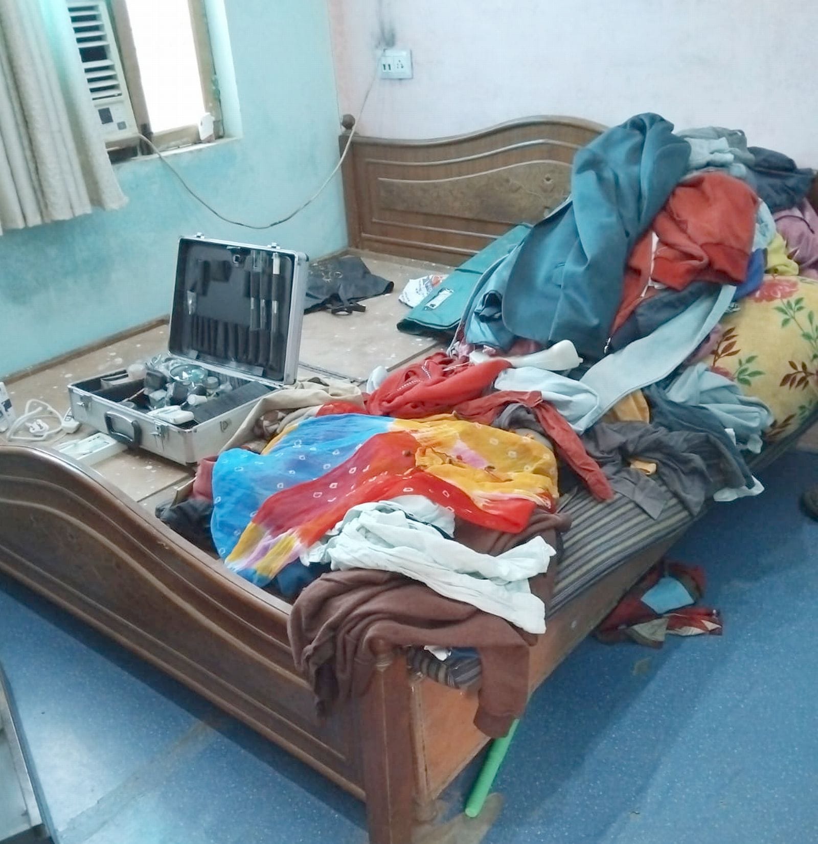 भारद्वाज कॉलोनी में चोरी की घटना के बाद बिखरा पड़ा सामान। संवाद भारद्वाज कॉलोनी में चोरी की घटना के बाद बिखरा पड़ा सामान। संवाद