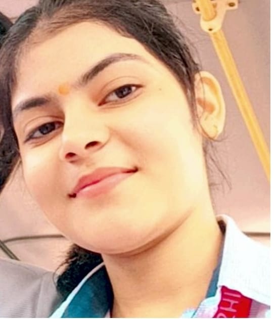 फोटो संख्या:67- सीबीएसई की ओर से जारी 12वीं के परीक्षा परिणाम में उर्तीण विद्यार्थी स्टाफ के सा