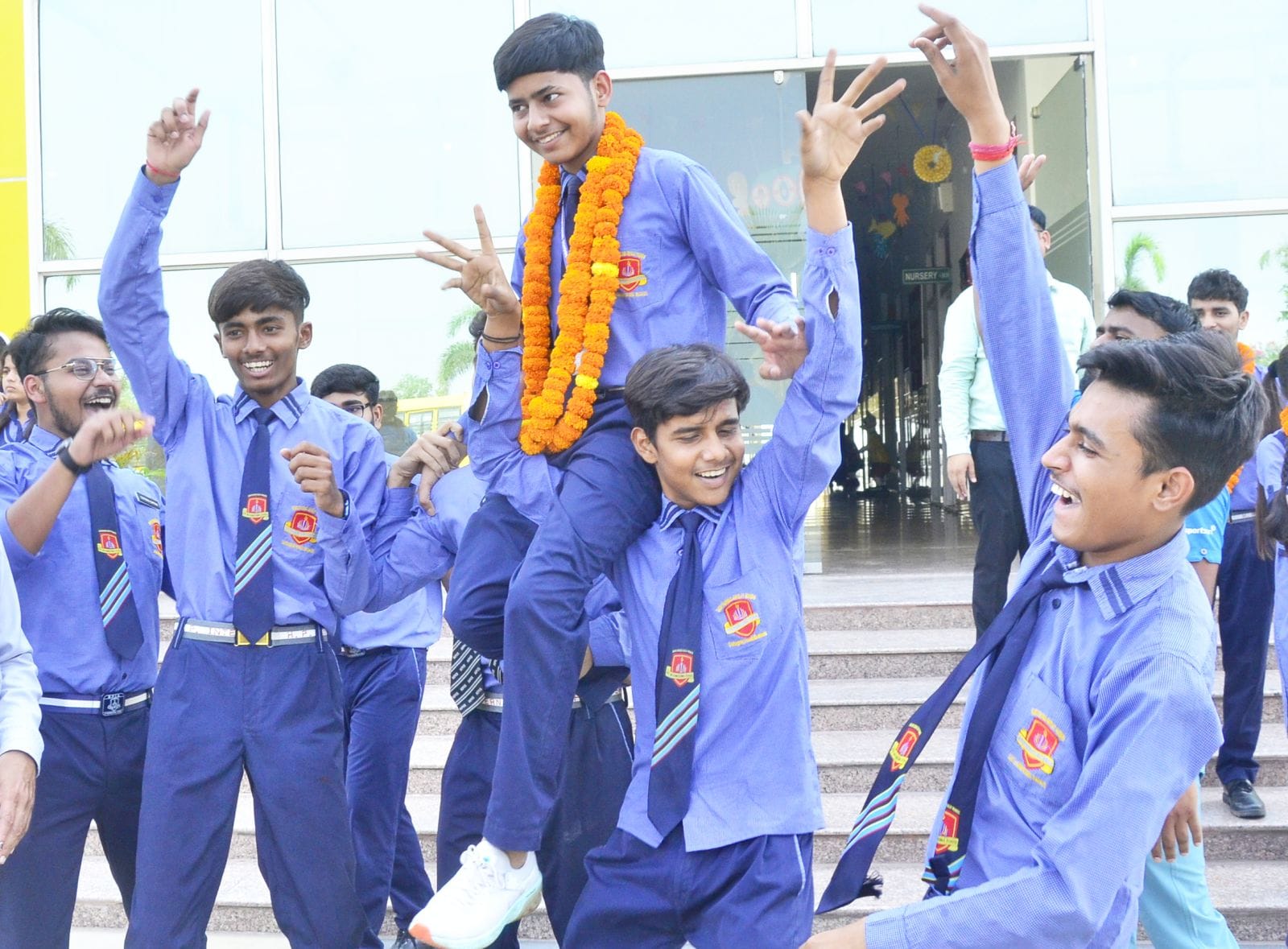 इंटर के आदित्य माहेश्वरी को मिठाई खिलाते अनुज वाष्र्णेय। संवाद