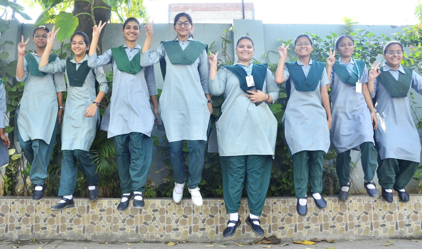 इंटर के आदित्य माहेश्वरी को मिठाई खिलाते अनुज वाष्र्णेय। संवाद