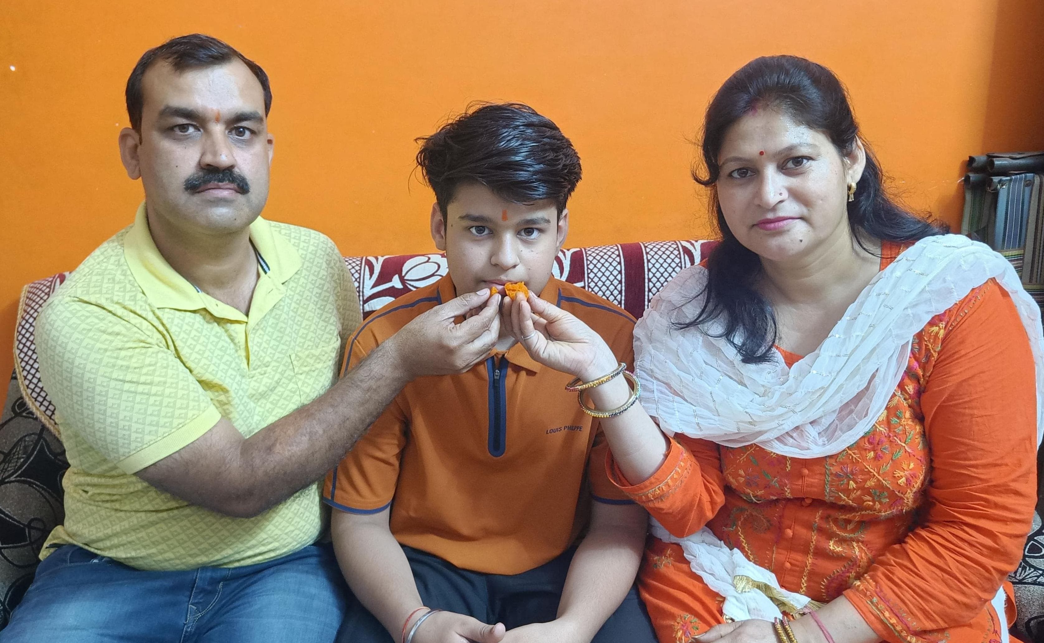 इंटर के आदित्य माहेश्वरी को मिठाई खिलाते अनुज वाष्र्णेय। संवाद