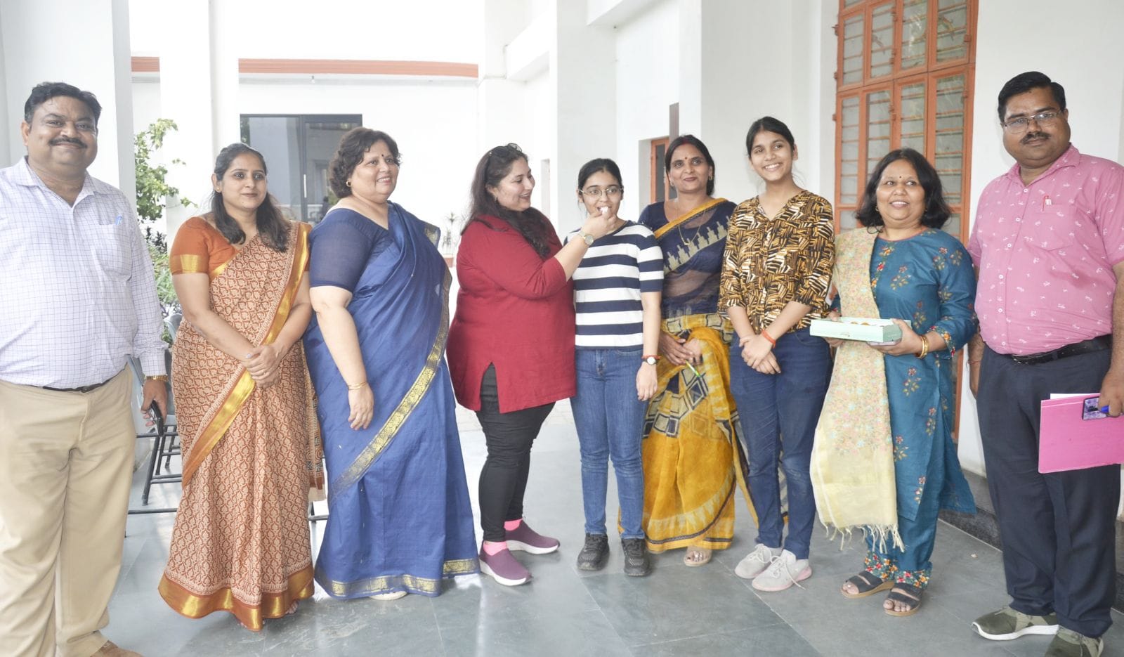 इंटर के आदित्य माहेश्वरी को मिठाई खिलाते अनुज वाष्र्णेय। संवाद