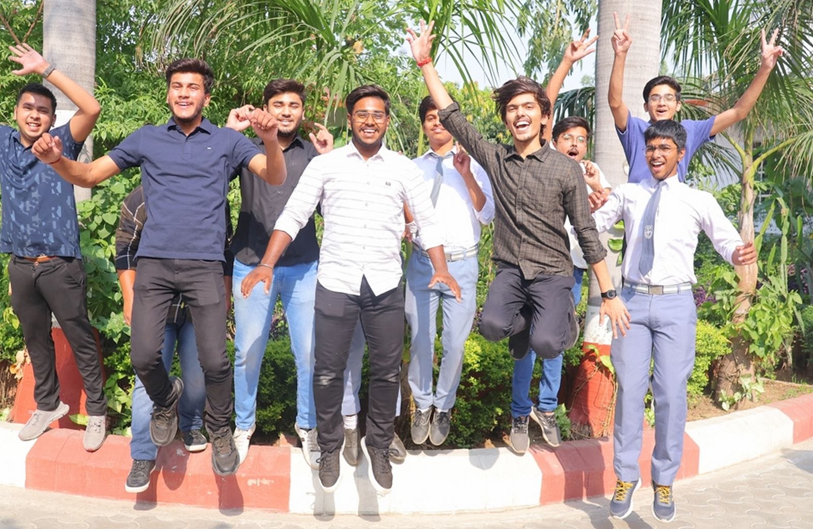 इंटर के आदित्य माहेश्वरी को मिठाई खिलाते अनुज वाष्र्णेय। संवाद