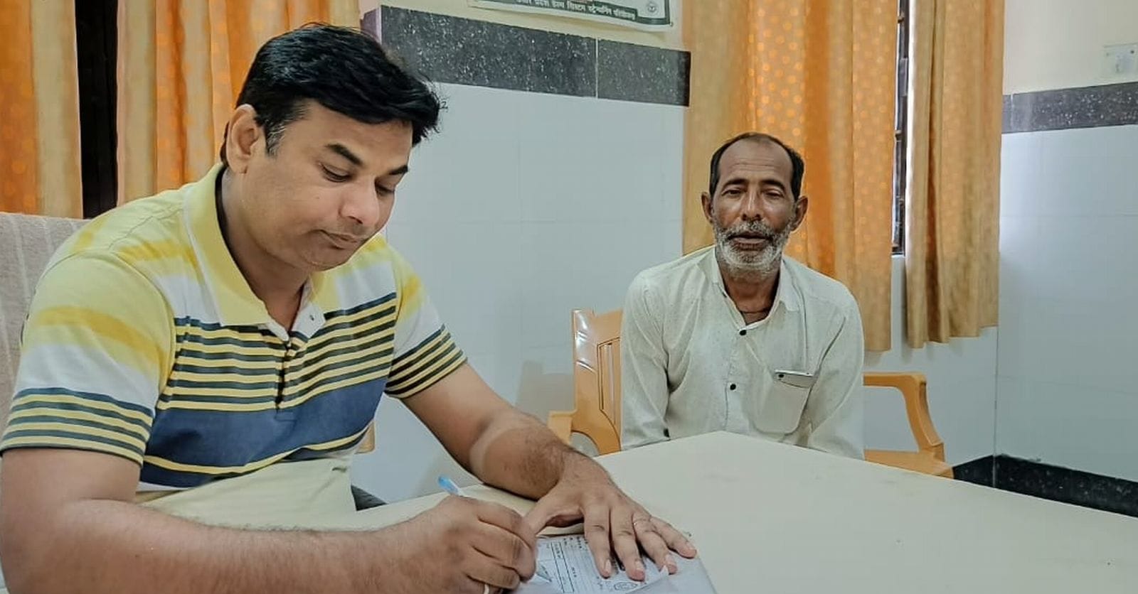 जिला अस्पताल में ब्लड जांच को धूप में लाइन में मरीज।संवाद जिला अस्पताल में ब्लड जांच को धूप में लाइन में मरीज।संवाद