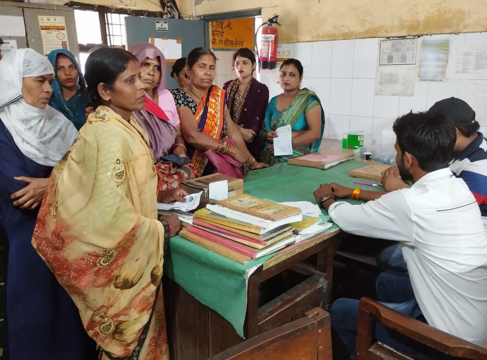 जिला अस्पताल में ब्लड जांच को धूप में लाइन में मरीज।संवाद जिला अस्पताल में ब्लड जांच को धूप में लाइन में मरीज।संवाद