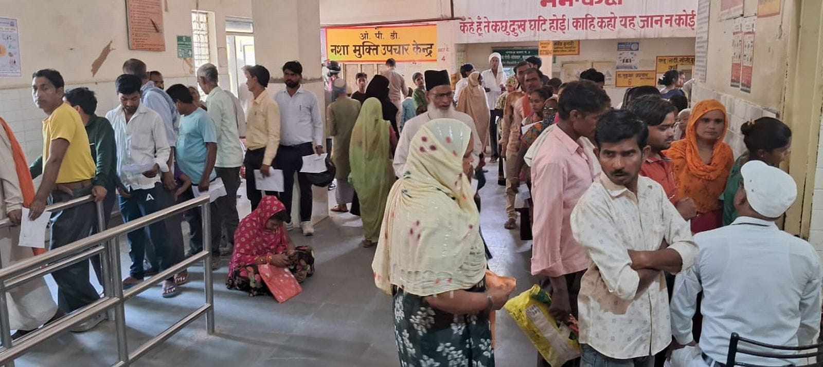 जिला अस्पताल में ब्लड जांच को धूप में लाइन में मरीज।संवाद जिला अस्पताल में ब्लड जांच को धूप में लाइन में मरीज।संवाद