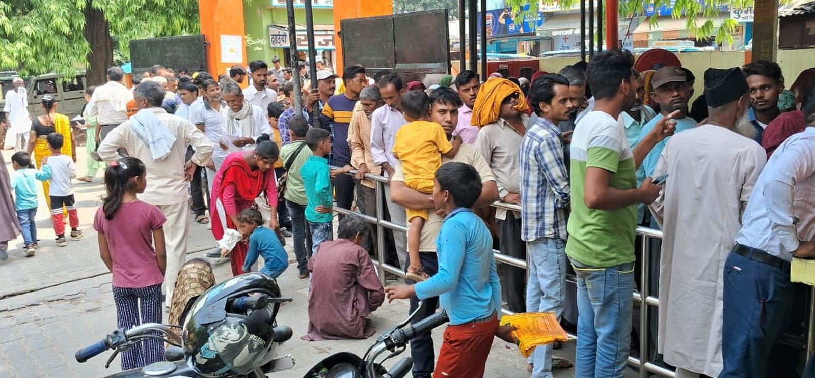 जिला अस्पताल में ब्लड जांच को धूप में लाइन में मरीज।संवाद जिला अस्पताल में ब्लड जांच को धूप में लाइन में मरीज।संवाद