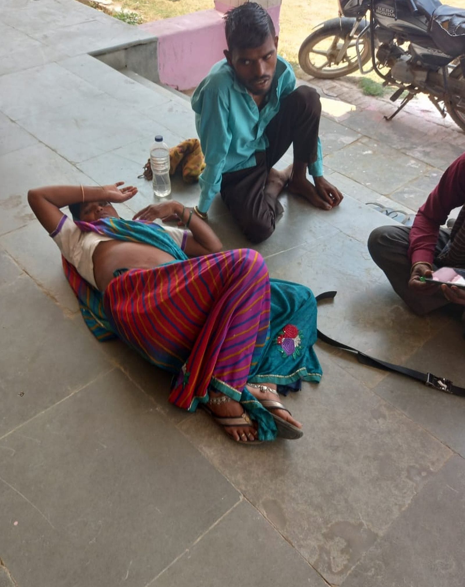 जिला अस्पताल में ब्लड जांच को धूप में लाइन में मरीज।संवाद जिला अस्पताल में ब्लड जांच को धूप में लाइन में मरीज।संवाद
