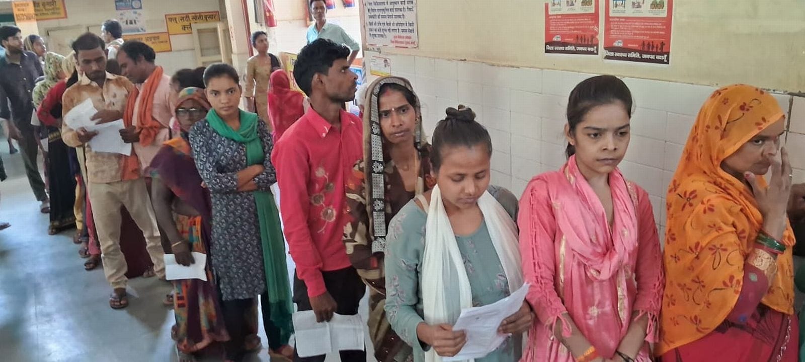 जिला अस्पताल में ब्लड जांच को धूप में लाइन में मरीज।संवाद जिला अस्पताल में ब्लड जांच को धूप में लाइन में मरीज।संवाद