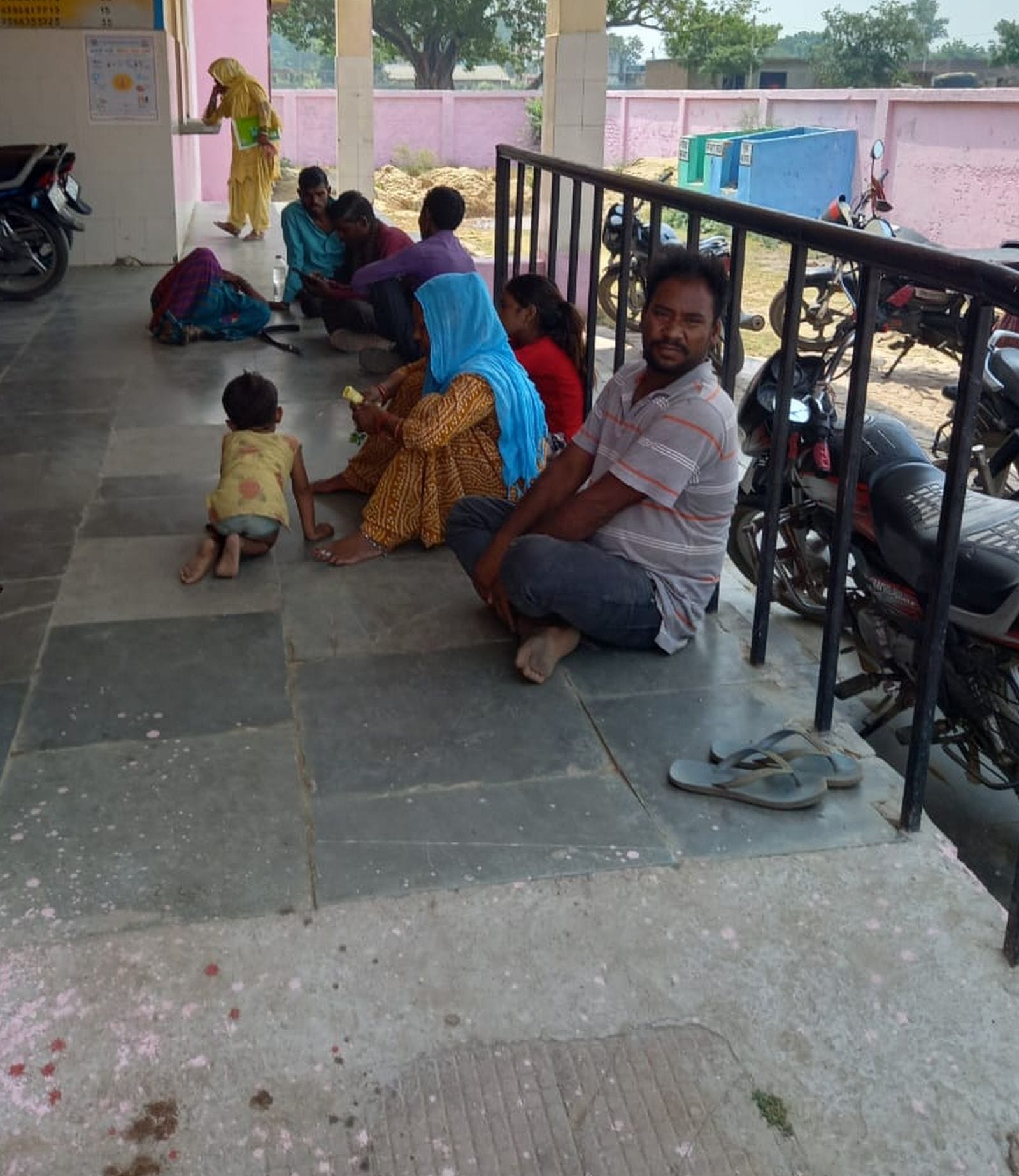 जिला अस्पताल में ब्लड जांच को धूप में लाइन में मरीज।संवाद जिला अस्पताल में ब्लड जांच को धूप में लाइन में मरीज।संवाद