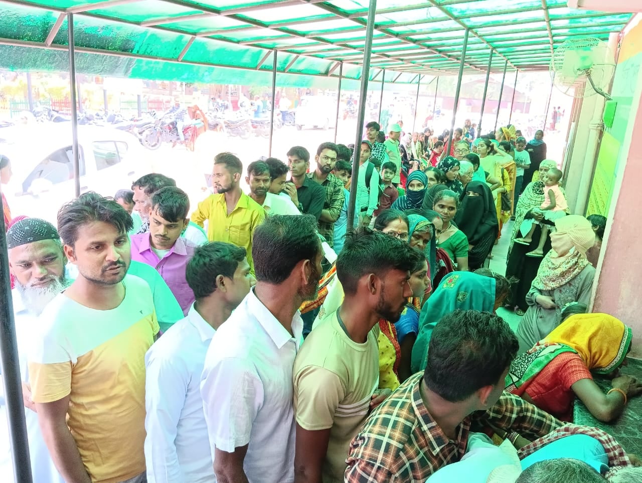 मेडिकल कॉलेज में बंद पड़ा डिजिटल एक्सरे कक्ष । संवाद