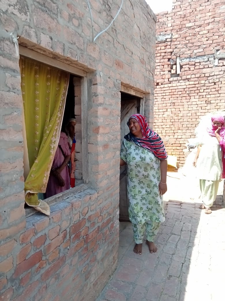 मृतका परविंद्र कौर, मनीषा और घायल सिमरने के परिजन विलाप करते हुए । परिजन