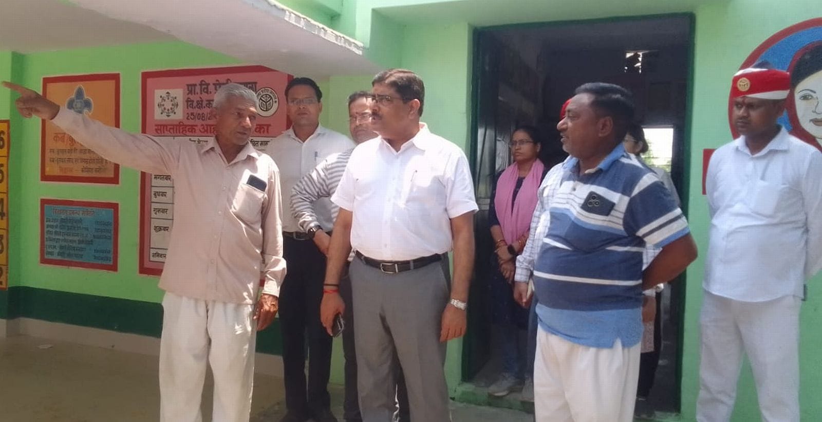 सदाठेर में बुद स्कूल को देखते डीएम मनोज कुमार। स्रोत-प्रशासन