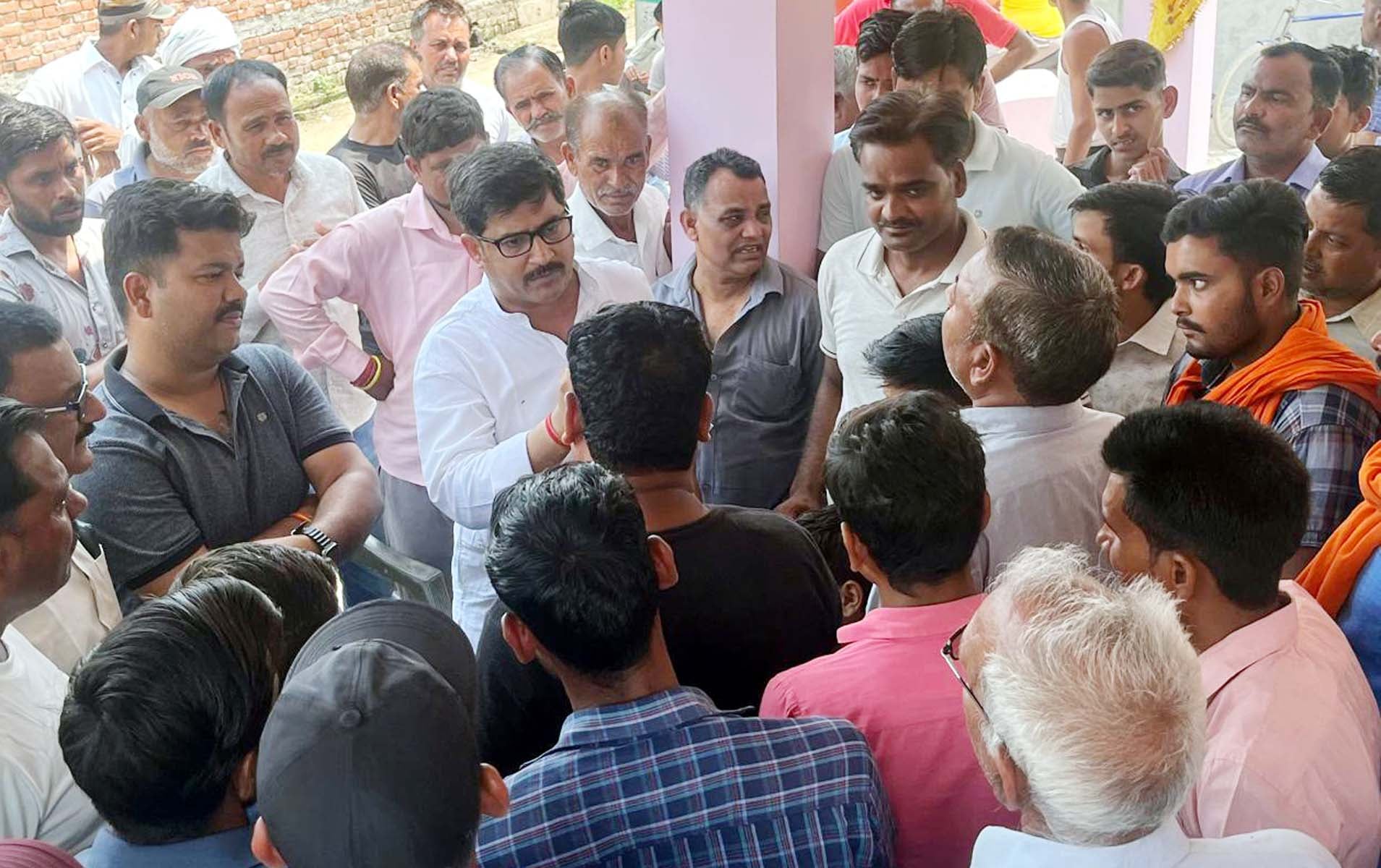 दोपहर ़12 बजे सूनसान पड़ा पुवायां के गांव बसखेड़ा बुजुर्ग का मतदान केंद्र। संवाद दोपहर ़12 बजे सूनसान पड़ा पुवायां के गांव बसखेड़ा बुजुर्ग का मतदान केंद्र। संवाद