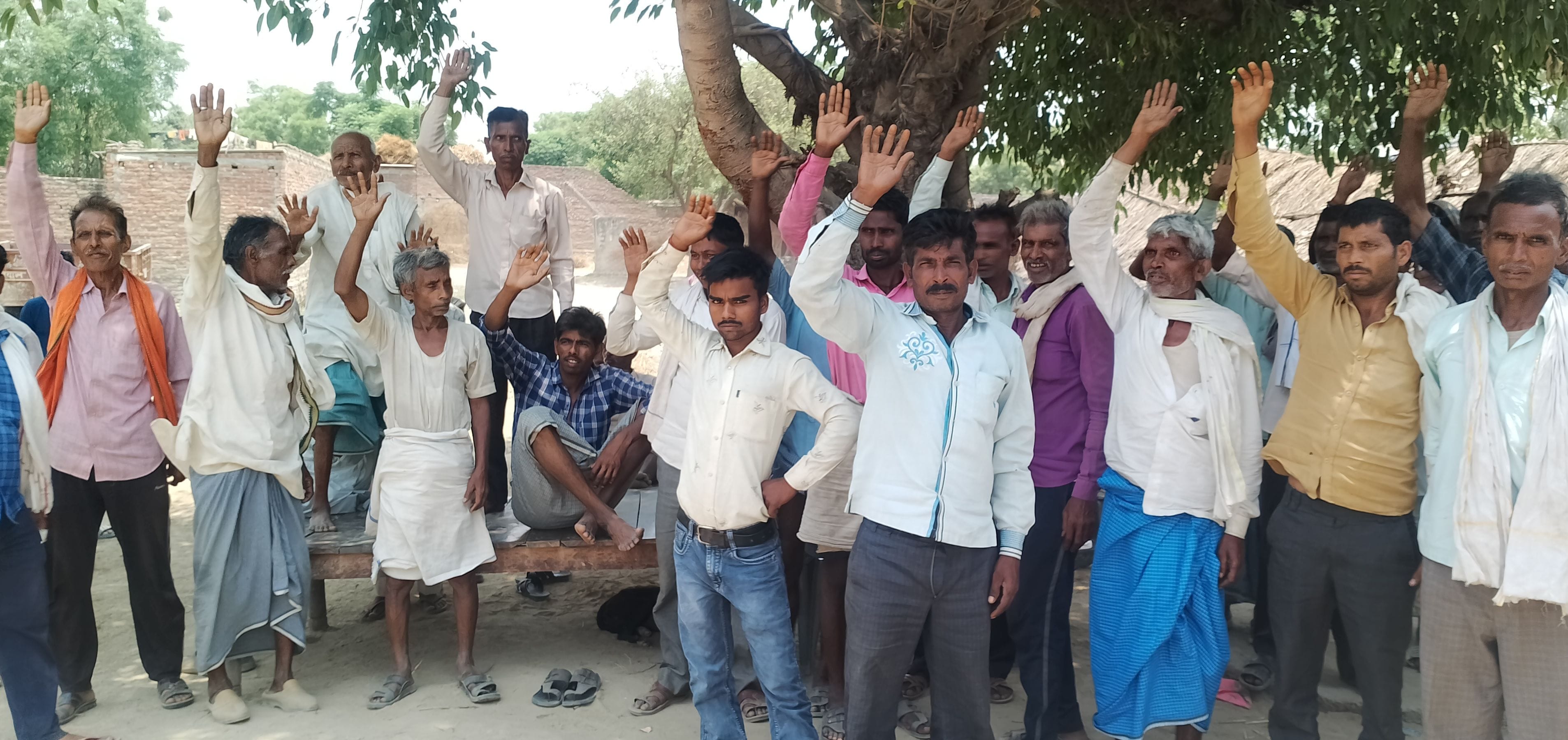 दोपहर ़12 बजे सूनसान पड़ा पुवायां के गांव बसखेड़ा बुजुर्ग का मतदान केंद्र। संवाद दोपहर ़12 बजे सूनसान पड़ा पुवायां के गांव बसखेड़ा बुजुर्ग का मतदान केंद्र। संवाद