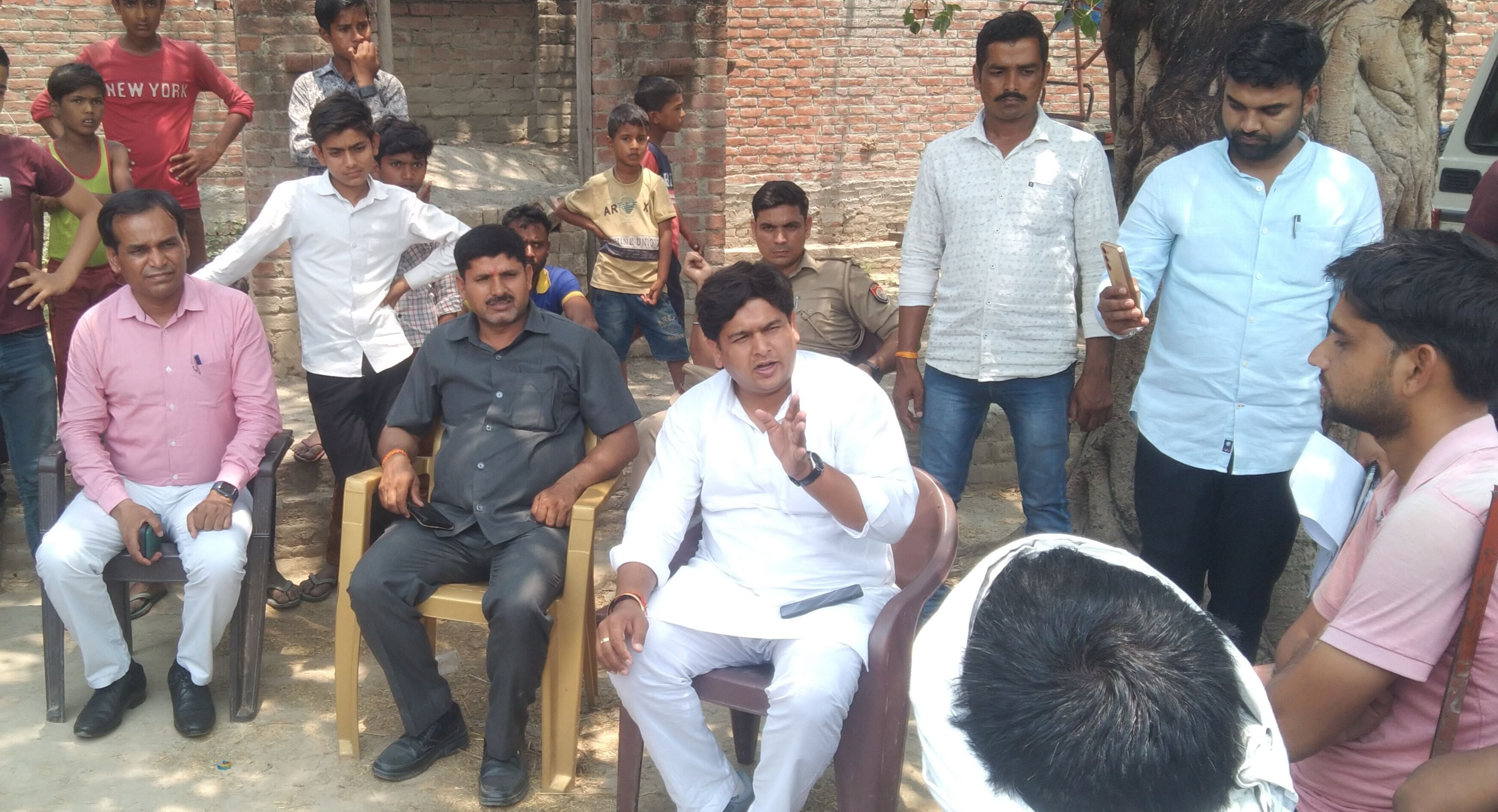 दोपहर ़12 बजे सूनसान पड़ा पुवायां के गांव बसखेड़ा बुजुर्ग का मतदान केंद्र। संवाद दोपहर ़12 बजे सूनसान पड़ा पुवायां के गांव बसखेड़ा बुजुर्ग का मतदान केंद्र। संवाद