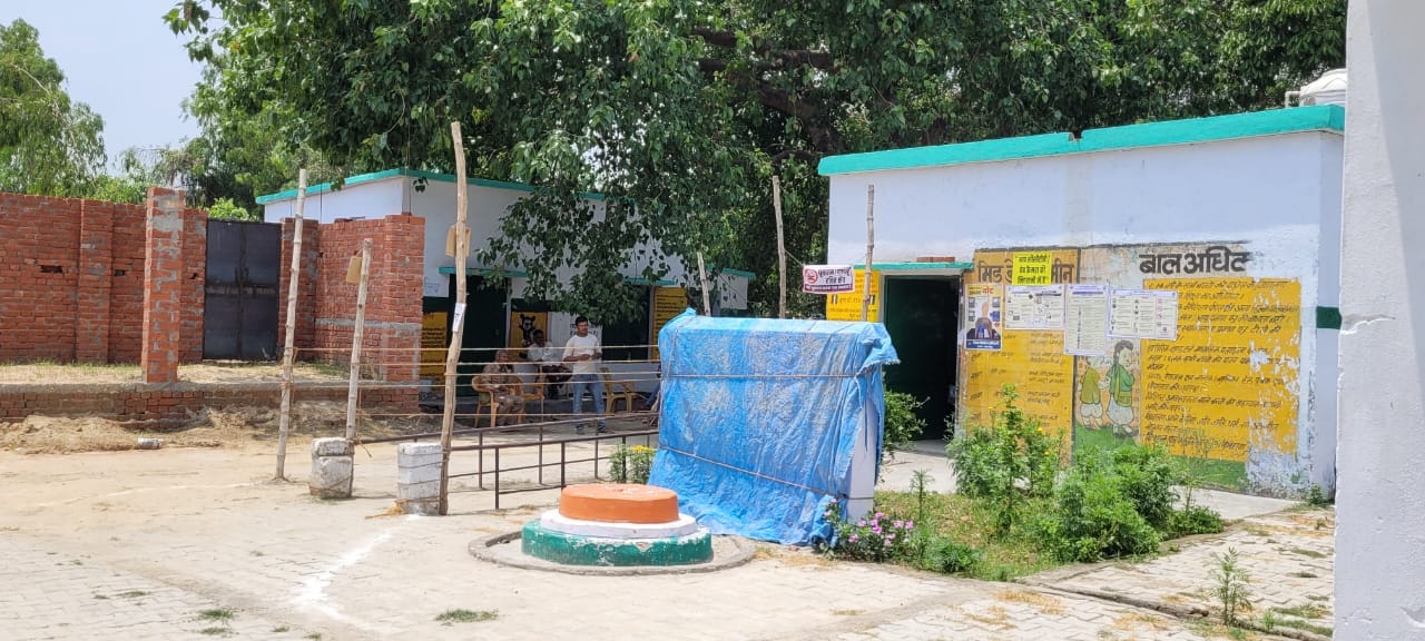 दोपहर ़12 बजे सूनसान पड़ा पुवायां के गांव बसखेड़ा बुजुर्ग का मतदान केंद्र। संवाद दोपहर ़12 बजे सूनसान पड़ा पुवायां के गांव बसखेड़ा बुजुर्ग का मतदान केंद्र। संवाद