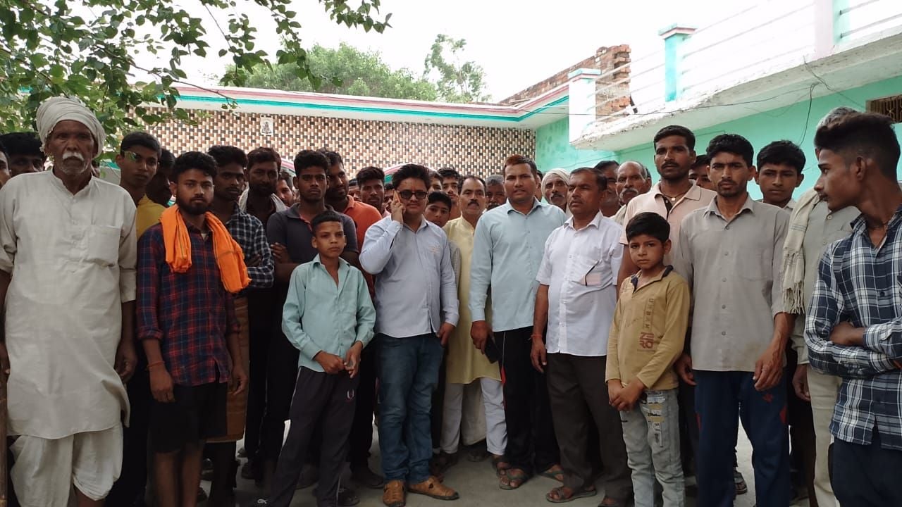 दोपहर ़12 बजे सूनसान पड़ा पुवायां के गांव बसखेड़ा बुजुर्ग का मतदान केंद्र। संवाद दोपहर ़12 बजे सूनसान पड़ा पुवायां के गांव बसखेड़ा बुजुर्ग का मतदान केंद्र। संवाद