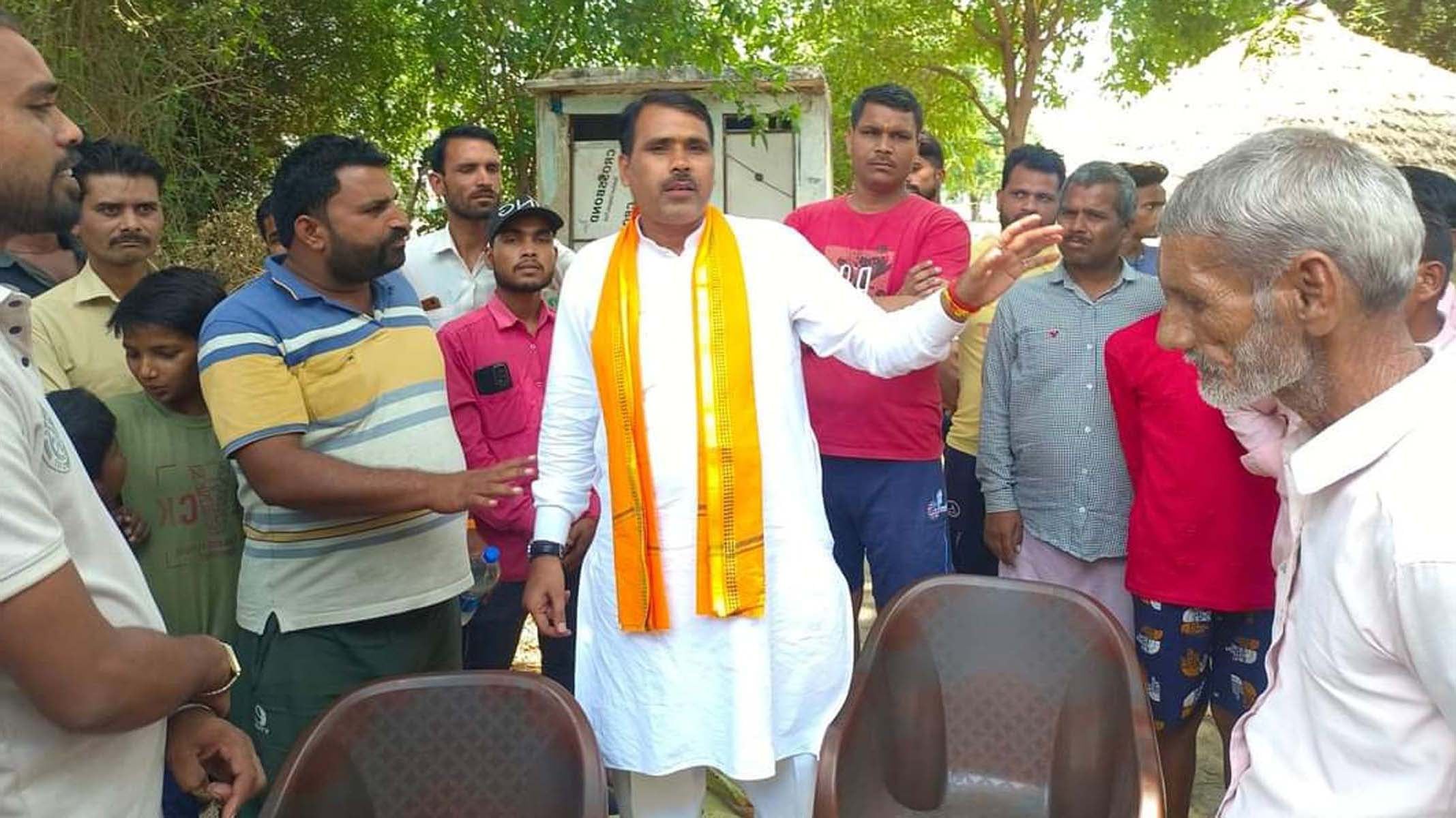 दोपहर ़12 बजे सूनसान पड़ा पुवायां के गांव बसखेड़ा बुजुर्ग का मतदान केंद्र। संवाद दोपहर ़12 बजे सूनसान पड़ा पुवायां के गांव बसखेड़ा बुजुर्ग का मतदान केंद्र। संवाद