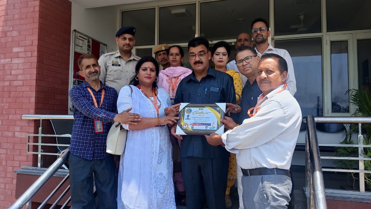 एसपी बिलासपुर विवेक चहल को सम्मानित करते करप्शन कंट्रोल आर्गेनाइजेशन के अधिकारी। संवाद