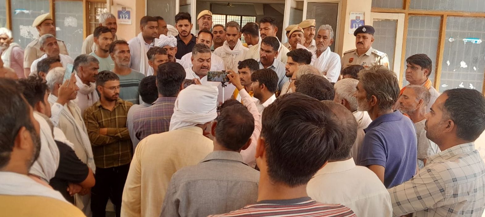 फोटो संख्या: 55 लोगों की डीसी से वीडियों काॅफ्रेंस करवते हुए एसडीएम संजीव कुमार ---संवाद फोटो संख्या: 55 लोगों की डीसी से वीडियों काॅफ्रेंस करवते हुए एसडीएम संजीव कुमार ---संवाद