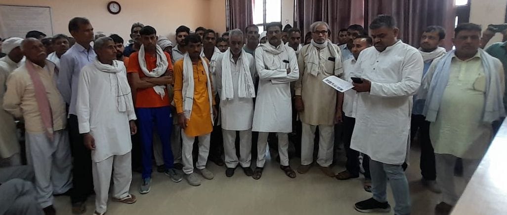 फोटो संख्या: 55 लोगों की डीसी से वीडियों काॅफ्रेंस करवते हुए एसडीएम संजीव कुमार ---संवाद फोटो संख्या: 55 लोगों की डीसी से वीडियों काॅफ्रेंस करवते हुए एसडीएम संजीव कुमार ---संवाद