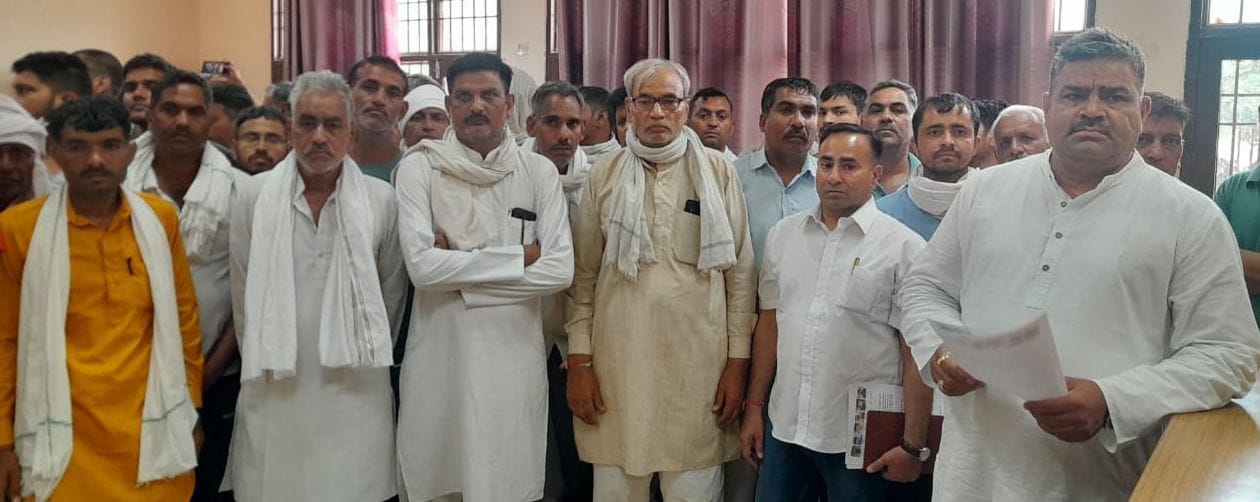 फोटो संख्या: 55 लोगों की डीसी से वीडियों काॅफ्रेंस करवते हुए एसडीएम संजीव कुमार ---संवाद फोटो संख्या: 55 लोगों की डीसी से वीडियों काॅफ्रेंस करवते हुए एसडीएम संजीव कुमार ---संवाद